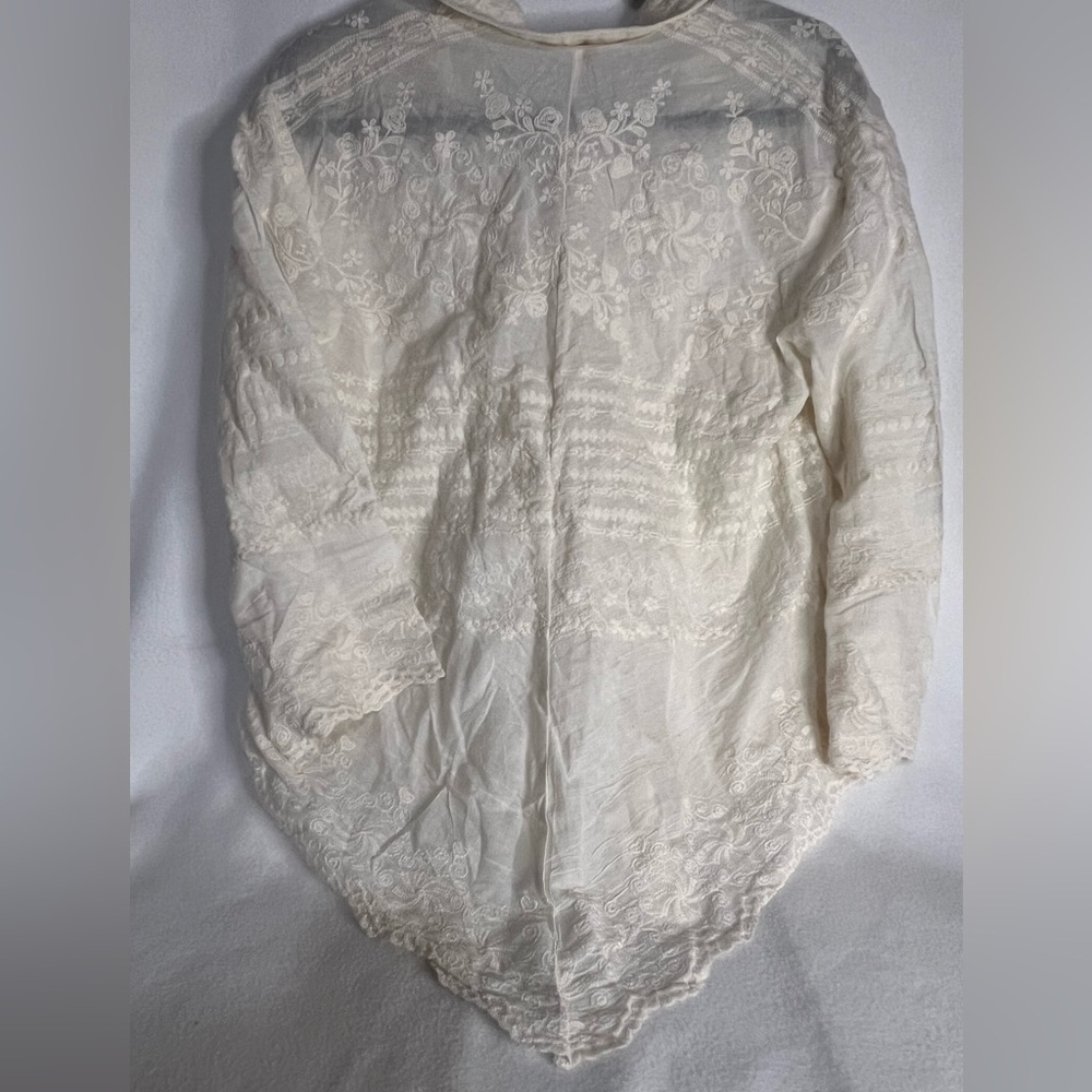 NWT - Solitaire Ivory Tonal Embroidered Button Down Top. Size Large - Picture 2 of 7